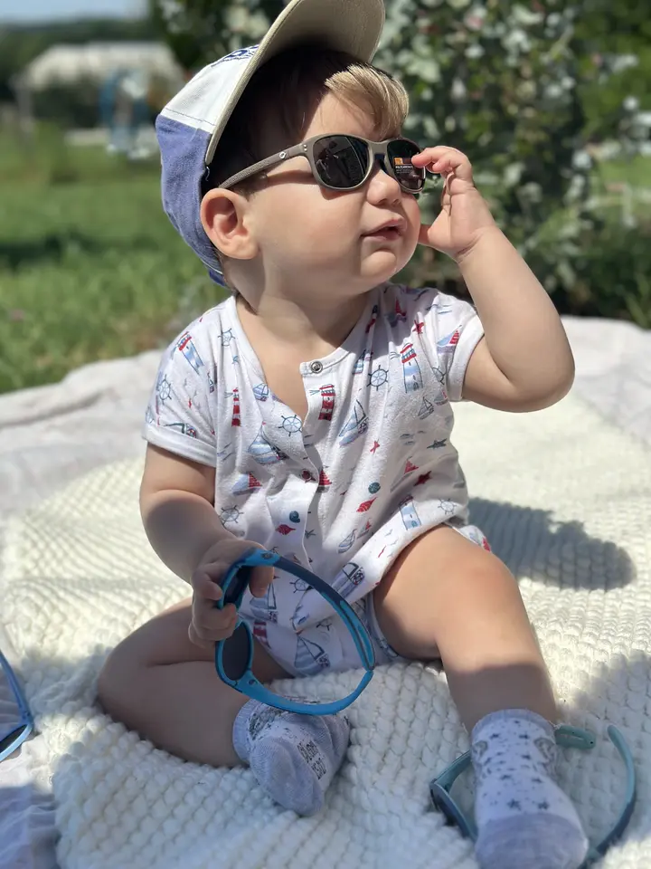 bébé heureux avec des lunettes de soleil protectrices 