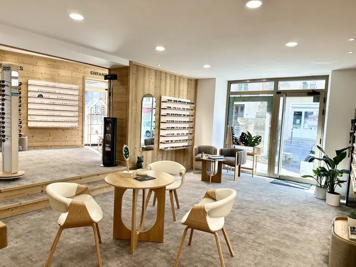 Intérieur du magasin d'optique à Satillieu chaleureux et accueillant avec beaucoup de choix de lunettes 