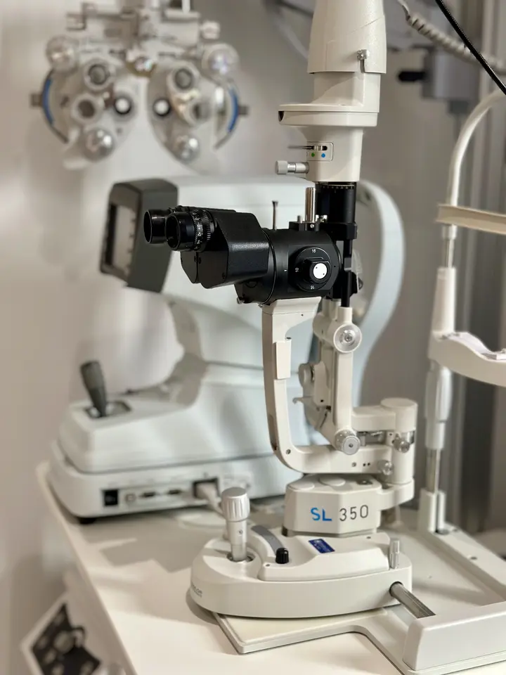 materiel de test de la vision et verification lentilles de contact opticien