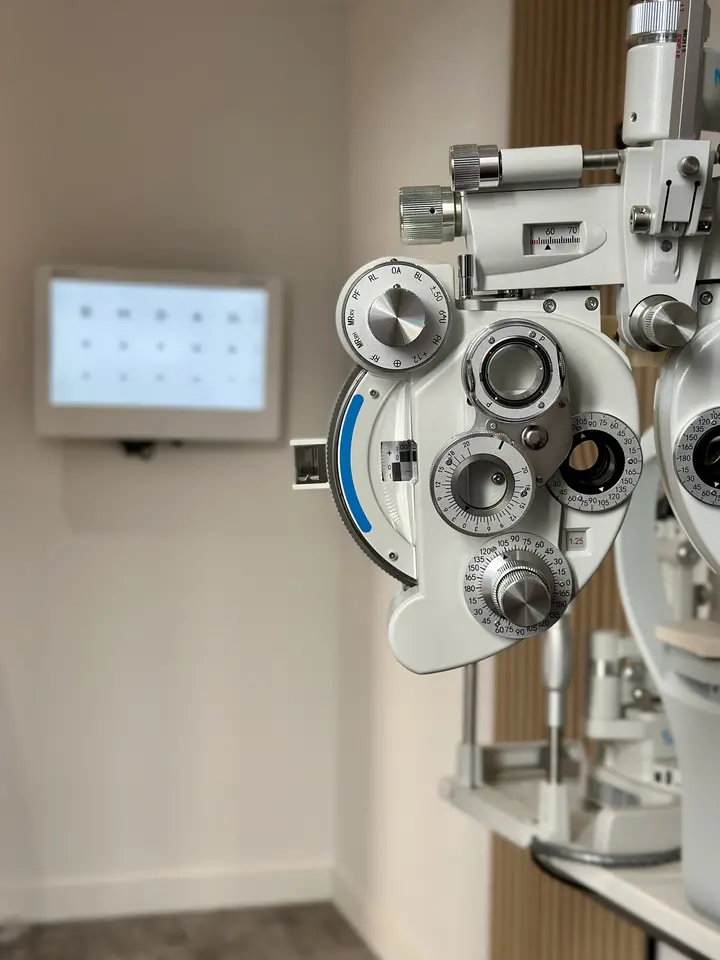 espace de test de la vue opticien avec tete de refraction 