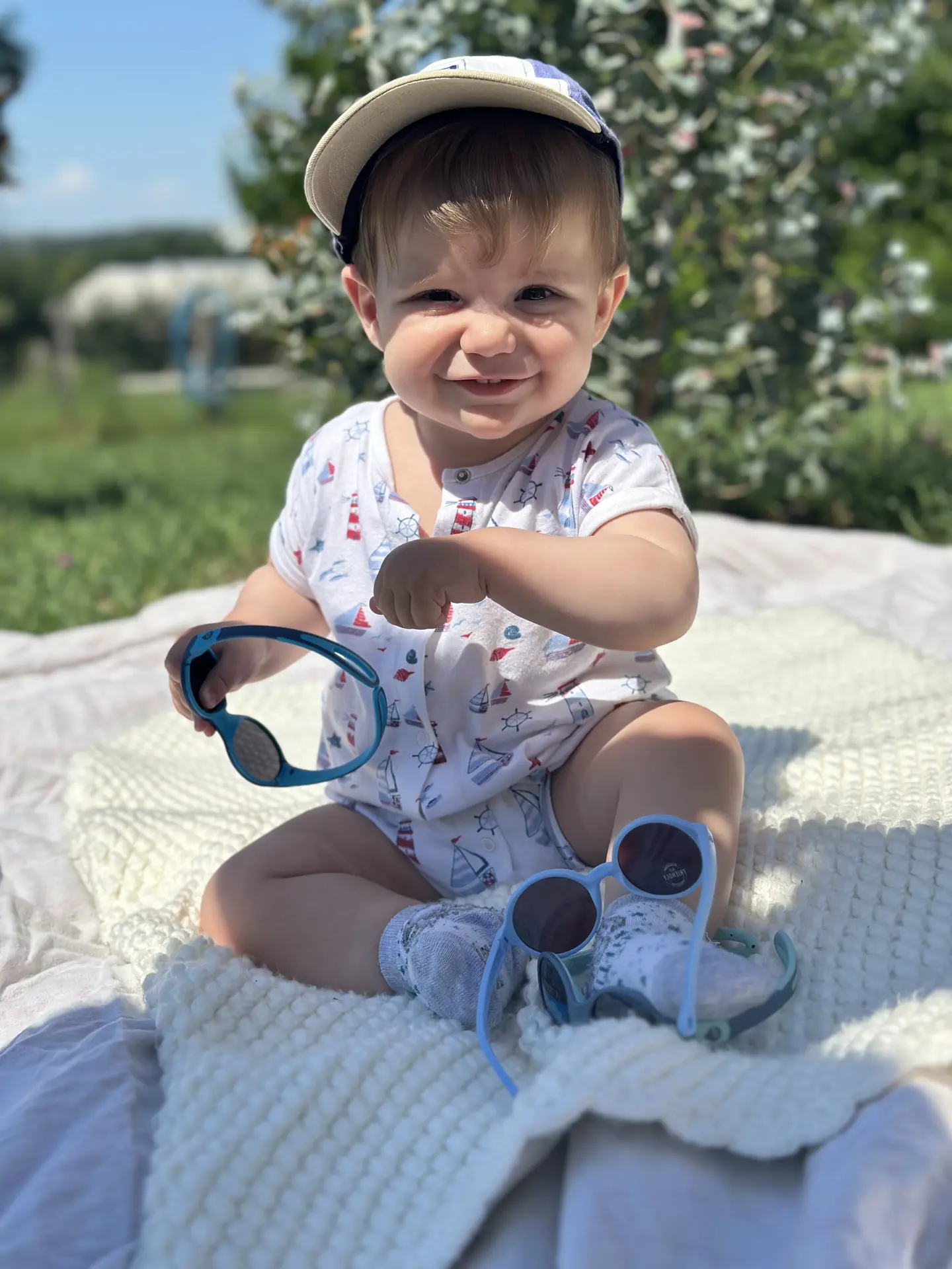 enfant souriant avec des lunettes de soleil