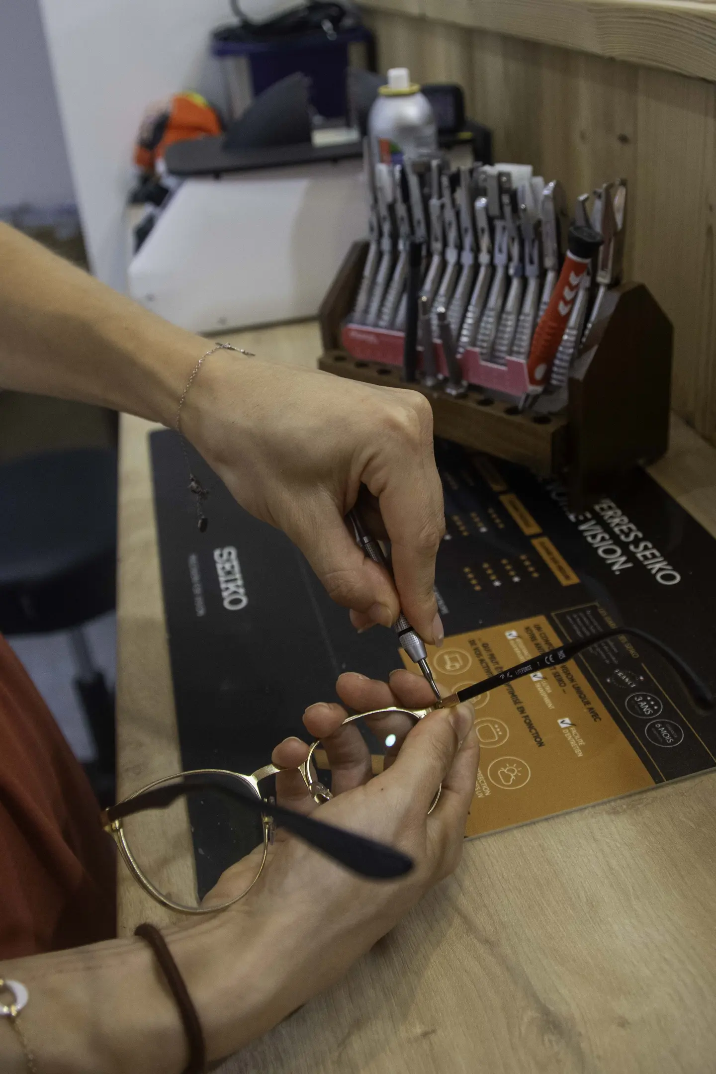 reglage, ajustage, réparation d'une paire de lunettes